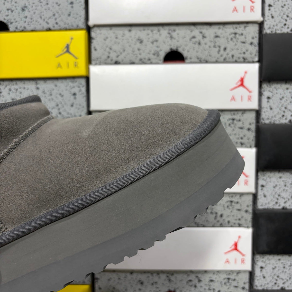 UGG Classic Ultra Mini Platform Boot – Suede Ankle Boot with Shearling Lining, Tonal Cross-Strap Closure & All-Grey Chunky Platform Sole in Grey
