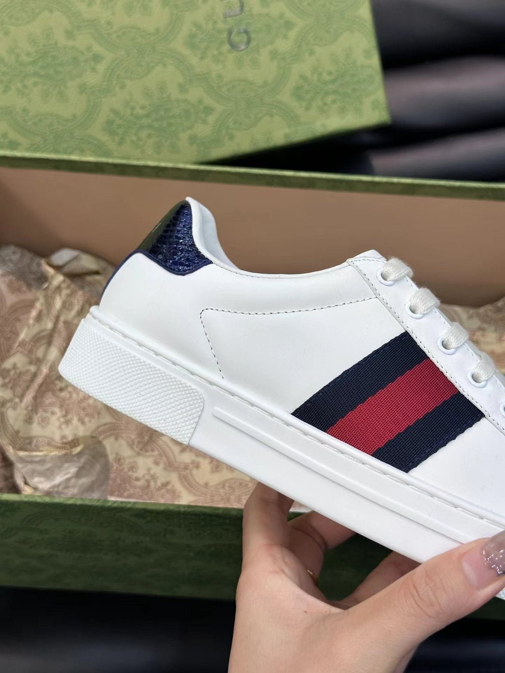 Gucci White Stripe Low-Top Sneakers