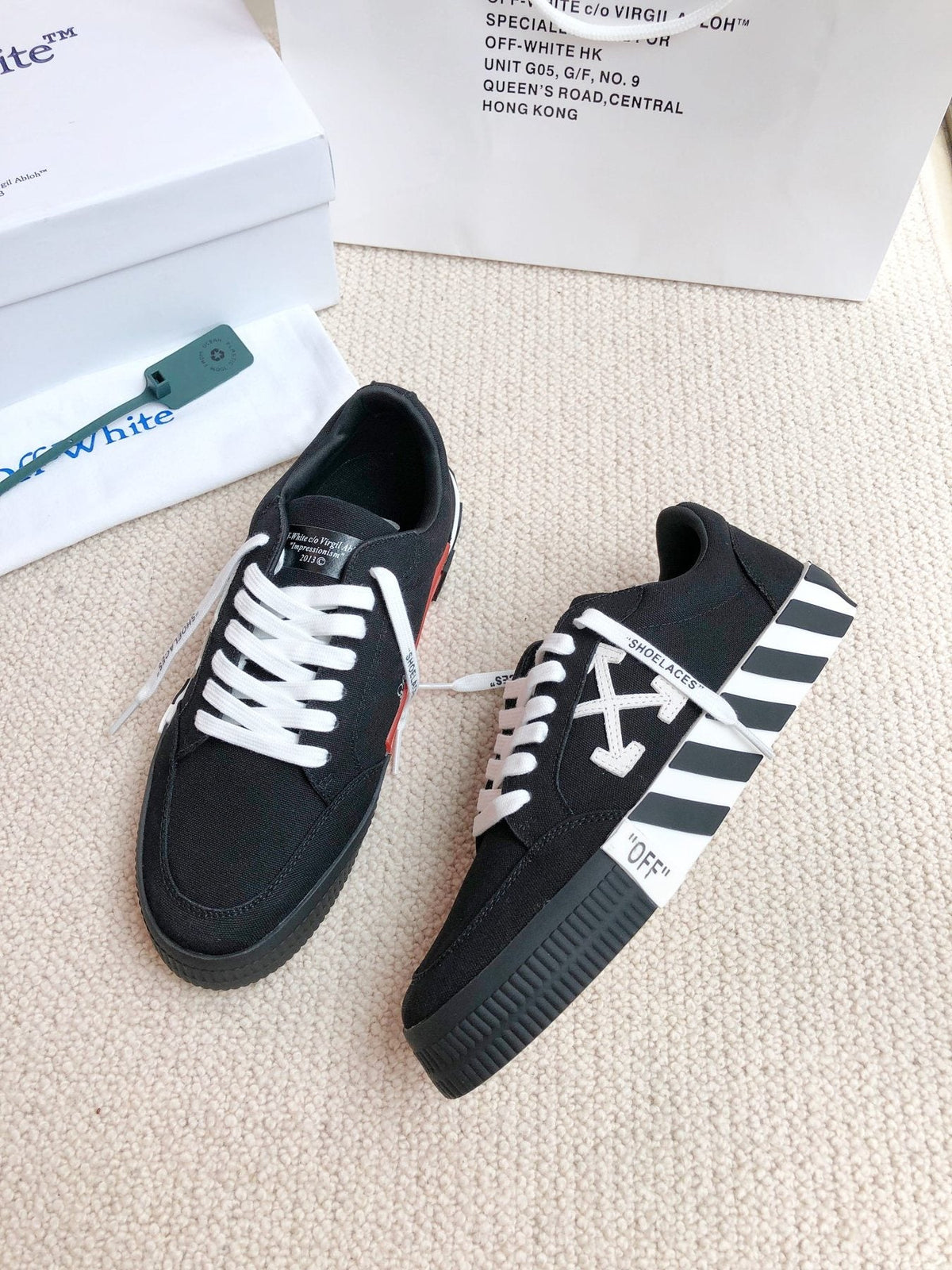 Off-White Arrow Graphic Low-Top Sneakers