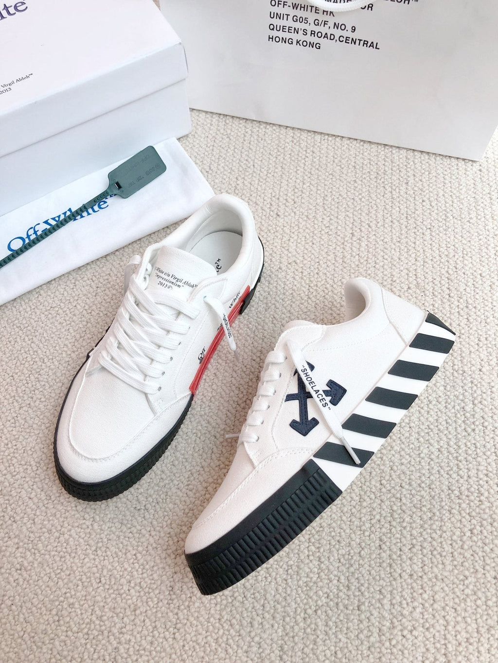 Off-White Arrow Graphic Low-Top Sneakers